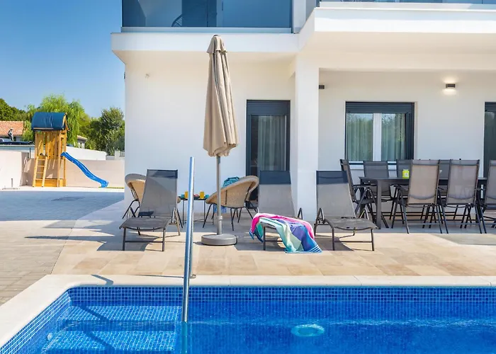 Ferienhaus Beautiful In Pula